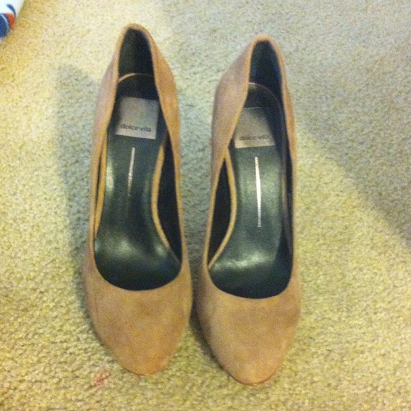 Dolce Vita Shoes - Suede Rosetta Dolce Vita Pumps worn once🎀