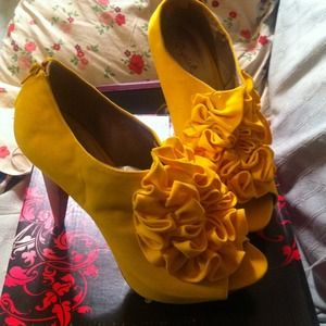 Great ruffled yellow velvet open toe shoes NWB