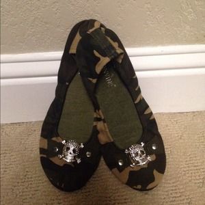 Super cute camo flats with skulls on toes