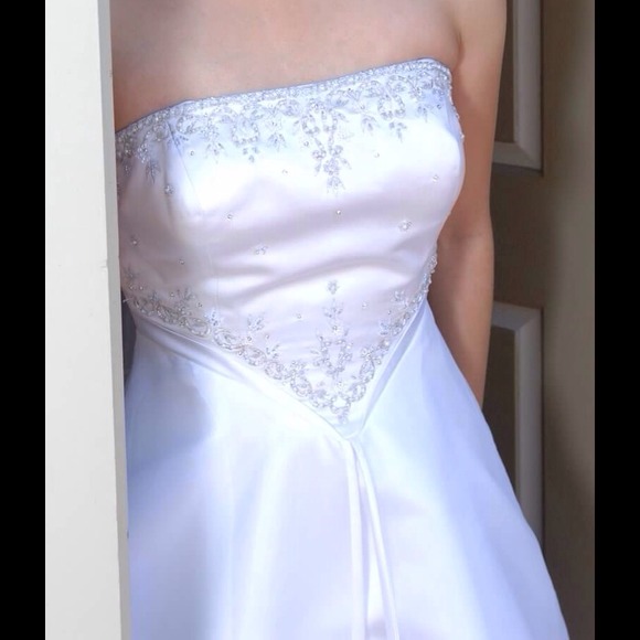 Wedding Dress - Picture 2 of 4