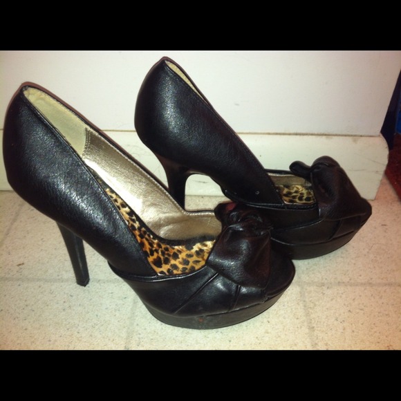 Black peep toe faux leather High Heels