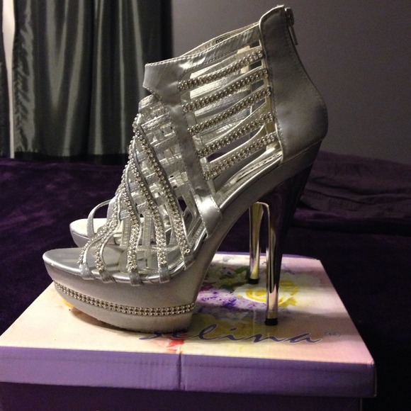 Size 9 Prom/Homecoming Silver w/Diamonds Heels