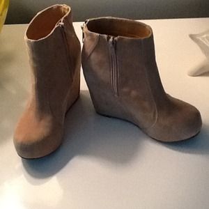 JEFFREY CAMPBELL
Beige Pixie In Nude Suede