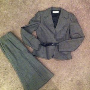 Ladies' skirt suit
