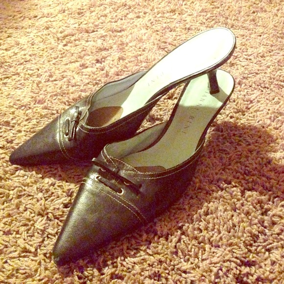 Pointed toe- black heels.