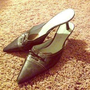 Pointed toe- black heels.