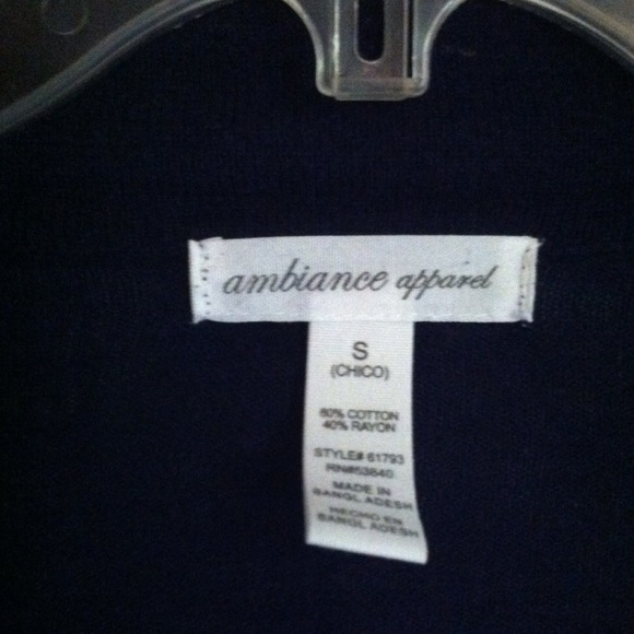 🚫SOLD🚫 small cardigan - Picture 2 of 3