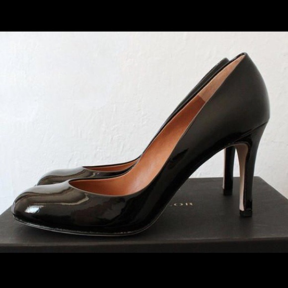 Ann Taylor Black Patent Signature Pumps in size 6