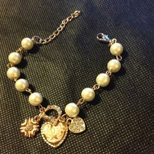 drill peach heart and flower braclet with letter D