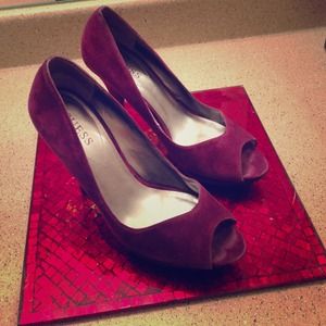 Guess Pumps