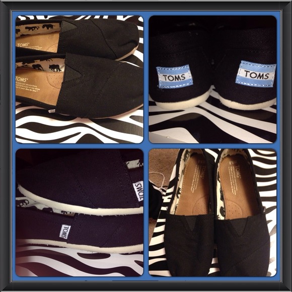 TOMS Shoes - Black Toms
