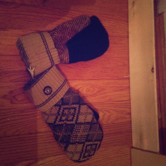 Recycled sweater mittens - Picture 1 of 4