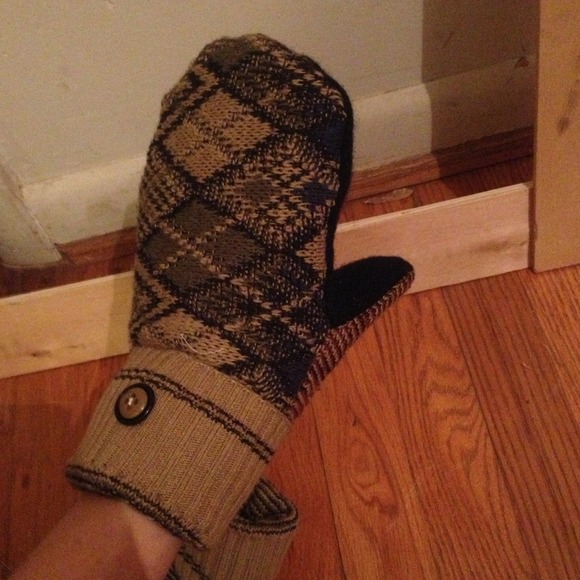 Recycled sweater mittens - Picture 2 of 4