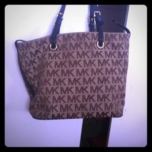 ♻️ TRADED ♻️ LARGE MK HANDBAG 😊