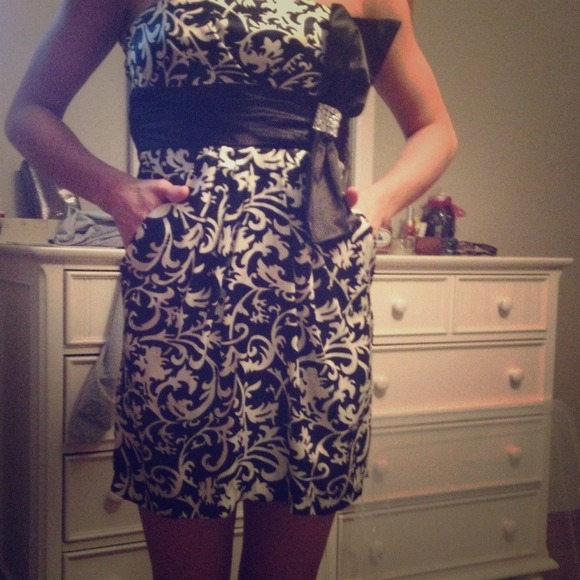 Such a cute dress! Black and white with bow