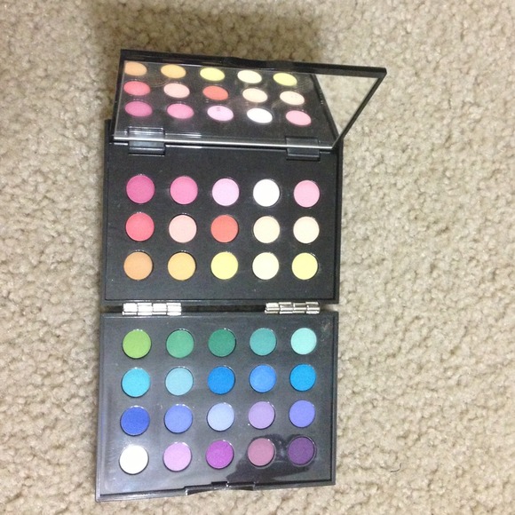 Bobbi brown limited edition eyeshadow palette.