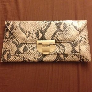 💢REDUCED💢 Snake print clutch