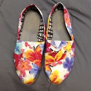 Vegan floral TOMS