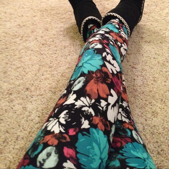 🎀HP🎀Floral Print Leggings🌺 - Picture 2 of 3