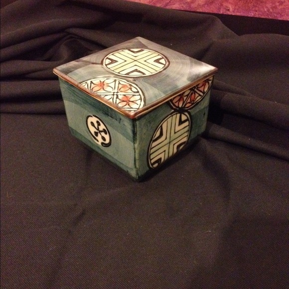 Oriental porcelain trinket box!