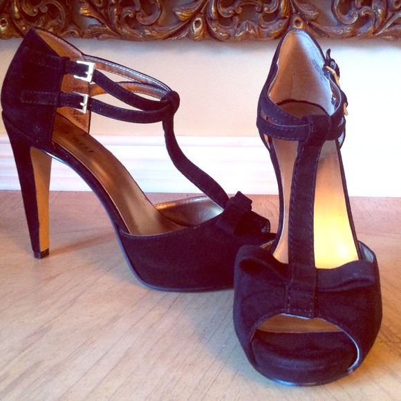 Nine West suede pump