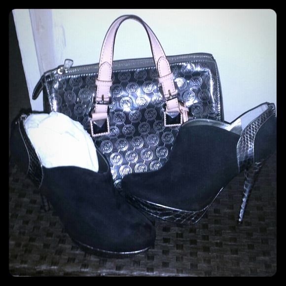 HP 3/29 Brand New Guess Ankle Boots