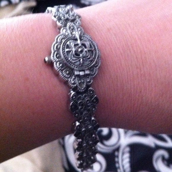 ⌚️Beautiful watch has a vintage look to it⌚️ - Picture 1 of 3