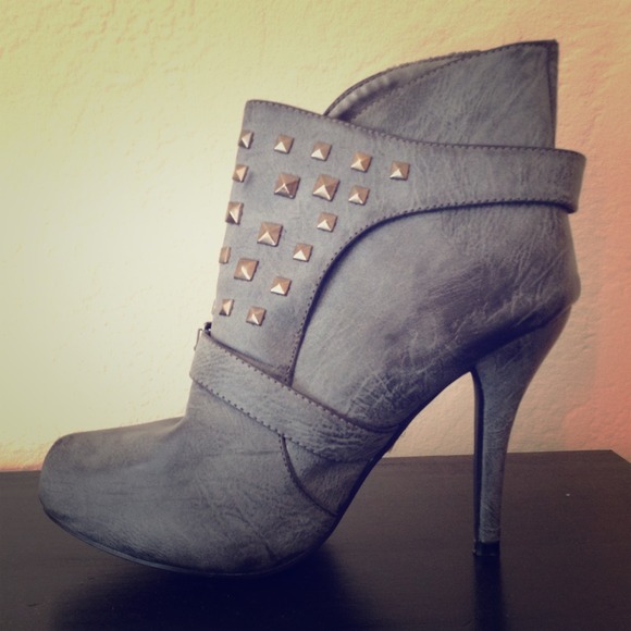 Charles Albert Shoes - Gray studded bootie
