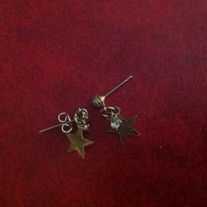 2pairs of earrings