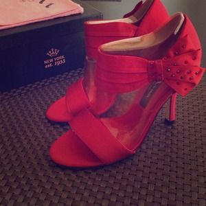 Nina, Clova Shoes