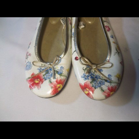 Shoes - Picture 3 of 4