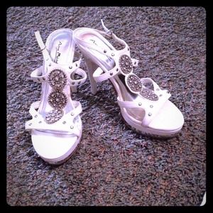 White heels! Negotiable on the price!!!