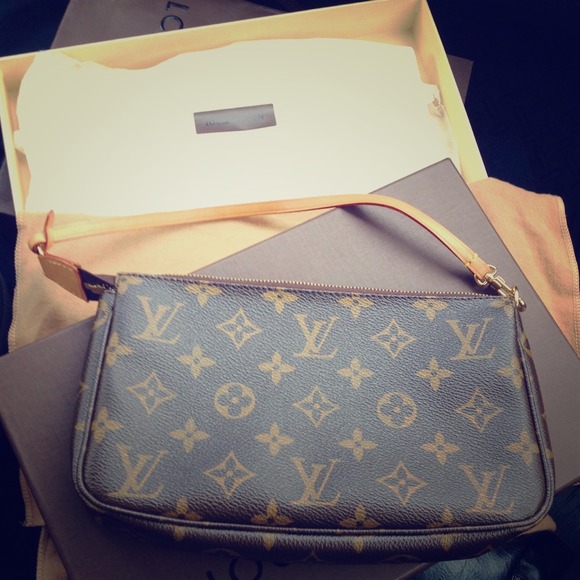 Louis Vuitton Handbags - 💯 Authentic LV pochette