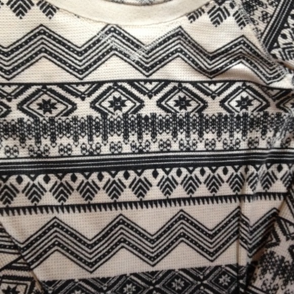 ❌TRADED❌ Full Tilt snowflake tribal print thermal - Picture 3 of 4