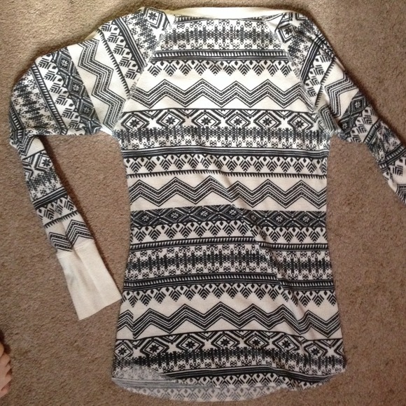 ❌TRADED❌ Full Tilt snowflake tribal print thermal - Picture 4 of 4