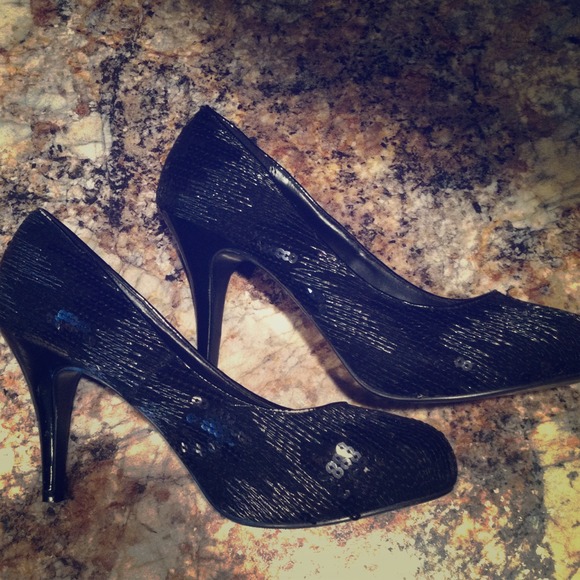 Black sequin heels 💕