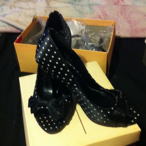 Black and withe polka dot heels - Picture 3 of 3