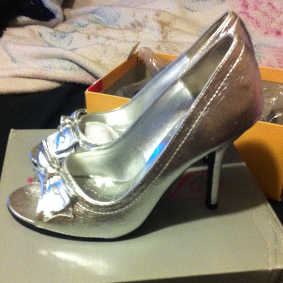 Silver heels - Picture 2 of 3