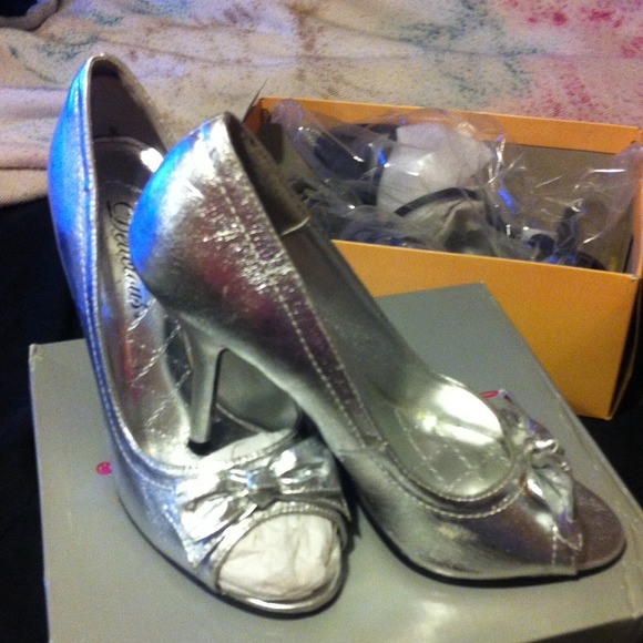 Silver heels - Picture 3 of 3