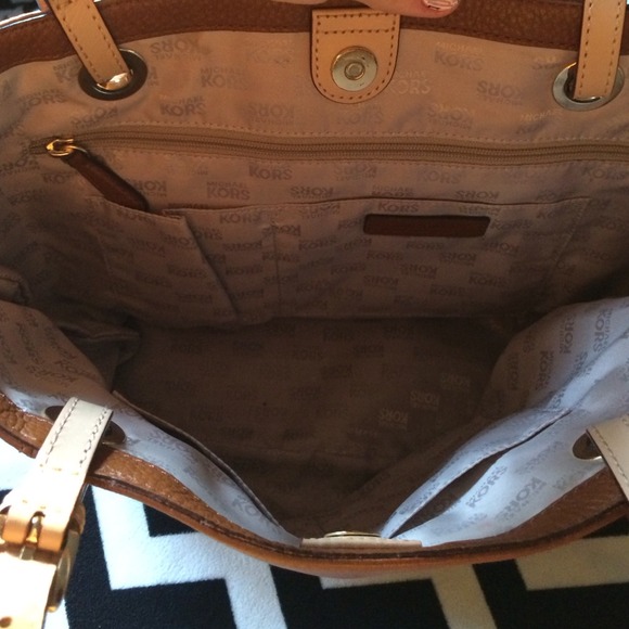 Michael Kors handbag USED ONCE! NO DAMAGE! - Picture 4 of 4