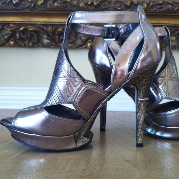 ✨Sam Edelman pewter platform pump✨