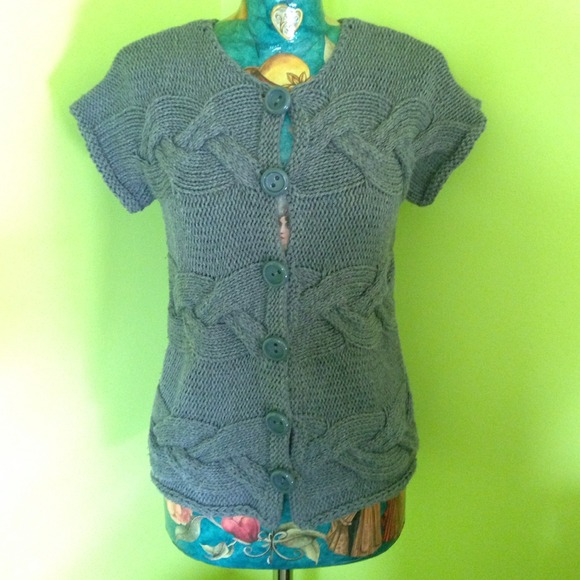 Gray Cable knit short sleeved sweater.