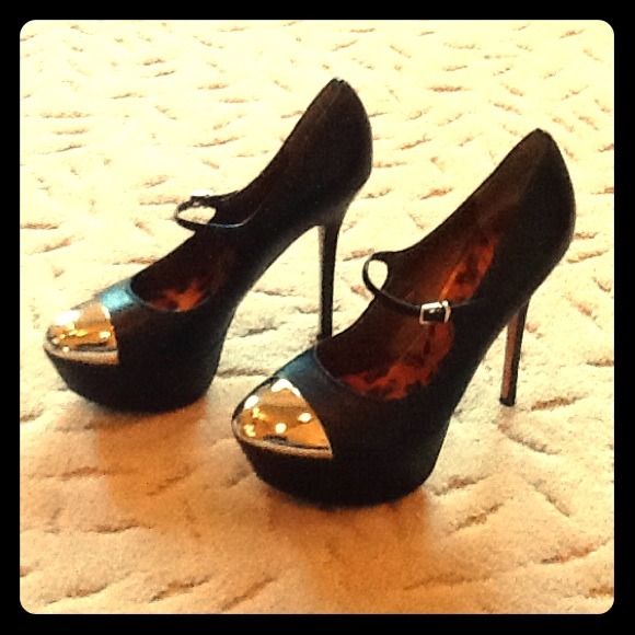 Sam Edelman gold toe pumps