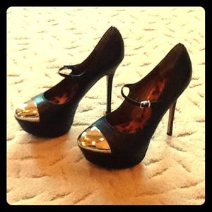 Sam Edelman gold toe pumps