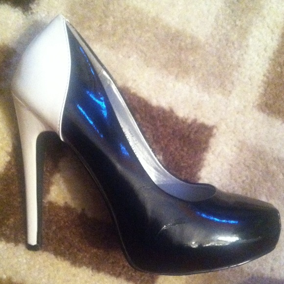 unRestricted two tone Black & white heels - Picture 2 of 4