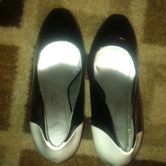 unRestricted two tone Black & white heels - Picture 3 of 4