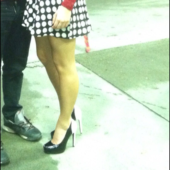 unRestricted two tone Black & white heels - Picture 4 of 4