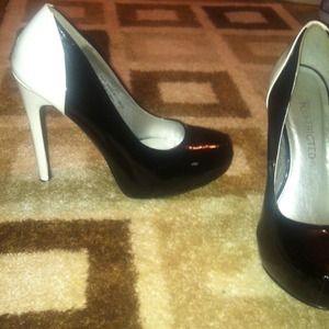unRestricted two tone Black & white heels
