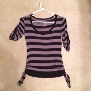 Black and grey comfy fall top!