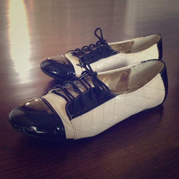 Black/ivory faux patent leather oxfords